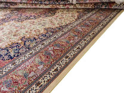 Sehr feiner, handgeknüpfter Khademi Orientteppich mit Ghom Design aus reiner Seide, creme, lachs, blau. 282x188 cm. Vertrieb durch Jupiter Intl.
