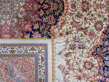 Sehr feiner, handgeknüpfter Khademi Orientteppich mit Ghom Design aus reiner Seide, creme, lachs, blau. 282x188 cm. Vertrieb durch Jupiter Intl.