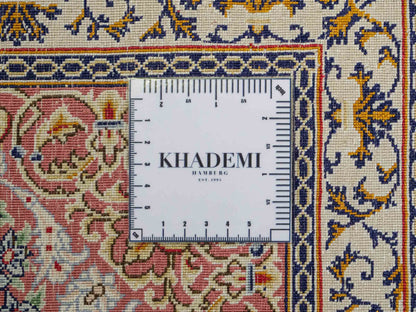 Sehr feiner, handgeknüpfter Khademi Orientteppich mit Ghom Design aus reiner Seide, creme, lachs, blau. 282x188 cm. Vertrieb durch Jupiter Intl.