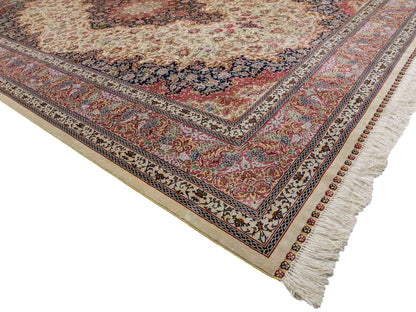Sehr feiner, handgeknüpfter Khademi Orientteppich mit Ghom Design aus reiner Seide, creme, lachs, blau. 282x188 cm. Vertrieb durch Jupiter Intl.