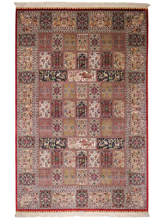 Sehr feiner, handgeknüpfter Khademi Orientteppich mit Ghom Design aus reiner Seide, rot, creme, blau, multicolor. 283x185 cm. Vertrieb durch Jupiter Intl.