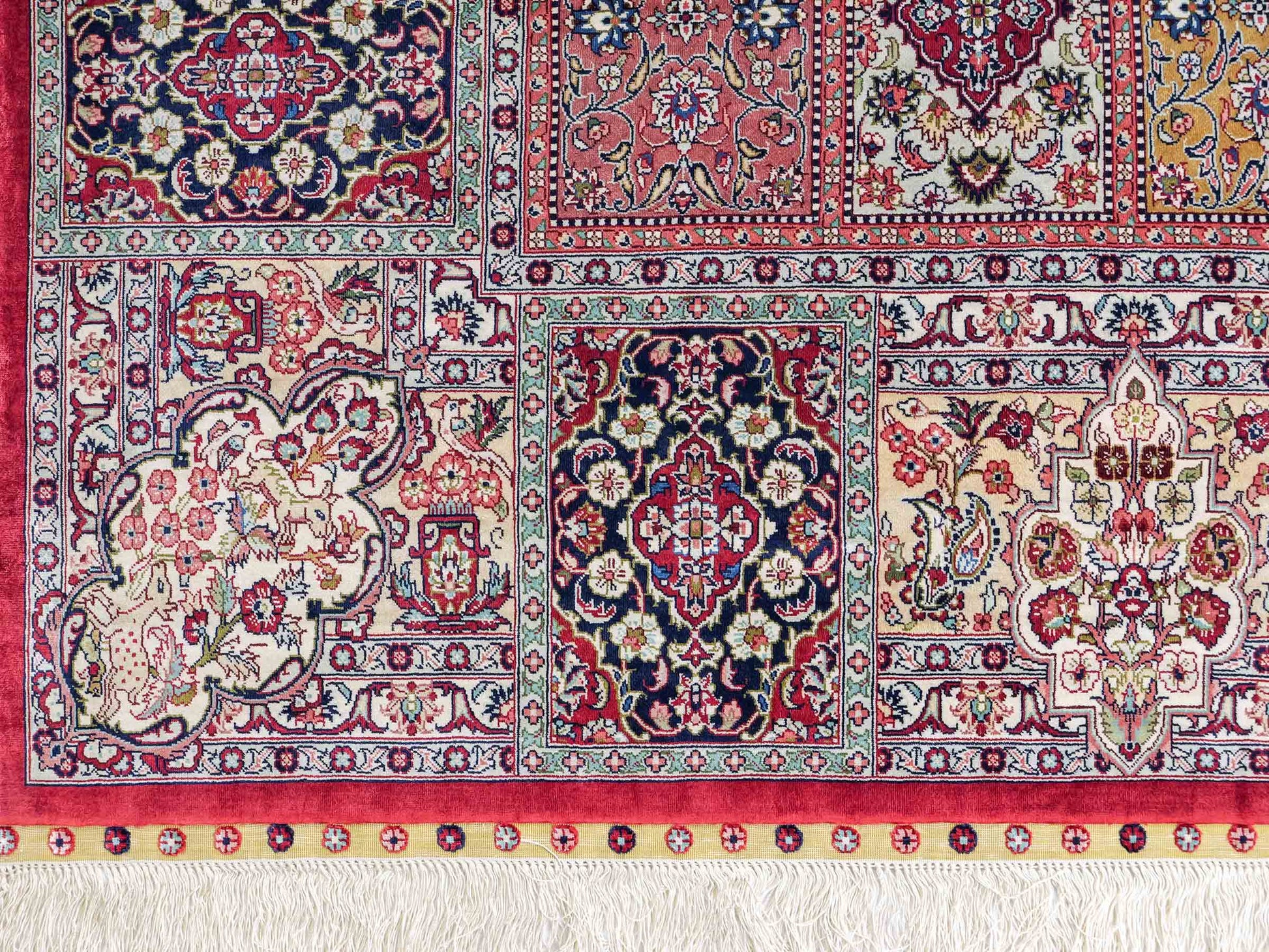 Sehr feiner, handgeknüpfter Khademi Orientteppich mit Ghom Design aus reiner Seide, rot, creme, blau, multicolor. 283x185 cm. Vertrieb durch Jupiter Intl.