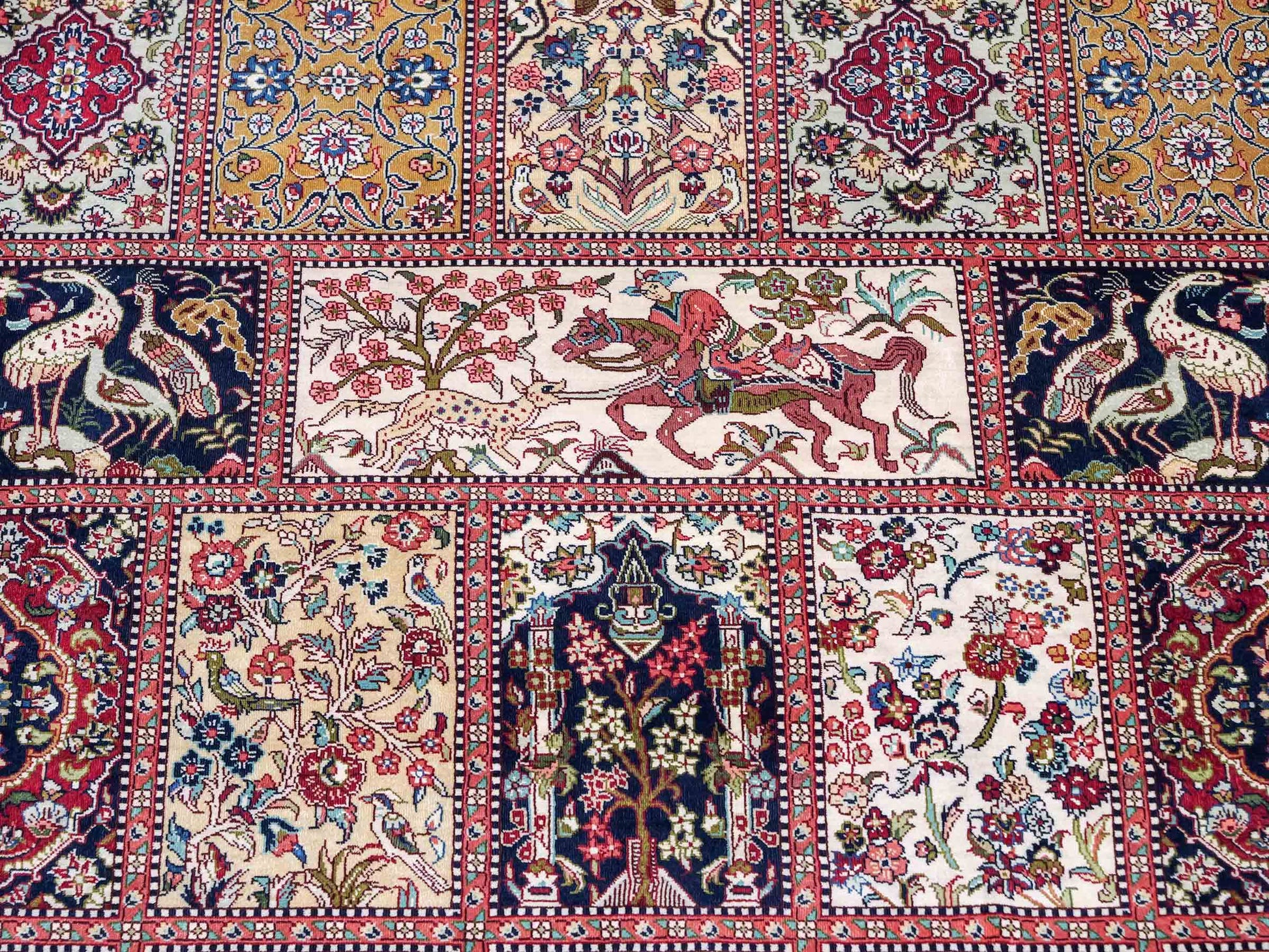 Sehr feiner, handgeknüpfter Khademi Orientteppich mit Ghom Design aus reiner Seide, rot, creme, blau, multicolor. 283x185 cm. Vertrieb durch Jupiter Intl.