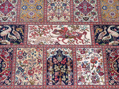 Sehr feiner, handgeknüpfter Khademi Orientteppich mit Ghom Design aus reiner Seide, rot, creme, blau, multicolor. 283x185 cm. Vertrieb durch Jupiter Intl.