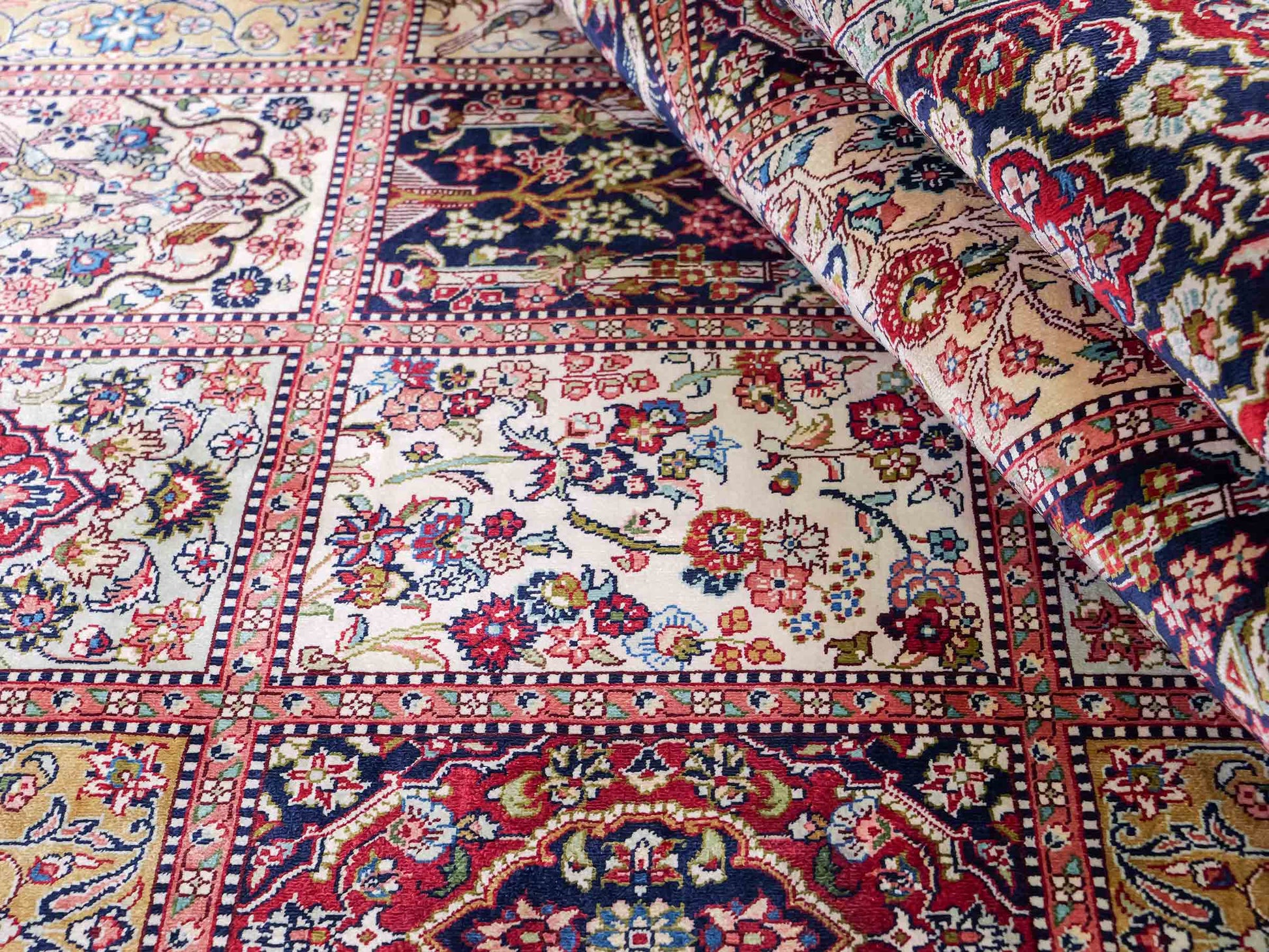 Sehr feiner, handgeknüpfter Khademi Orientteppich mit Ghom Design aus reiner Seide, rot, creme, blau, multicolor. 283x185 cm. Vertrieb durch Jupiter Intl.