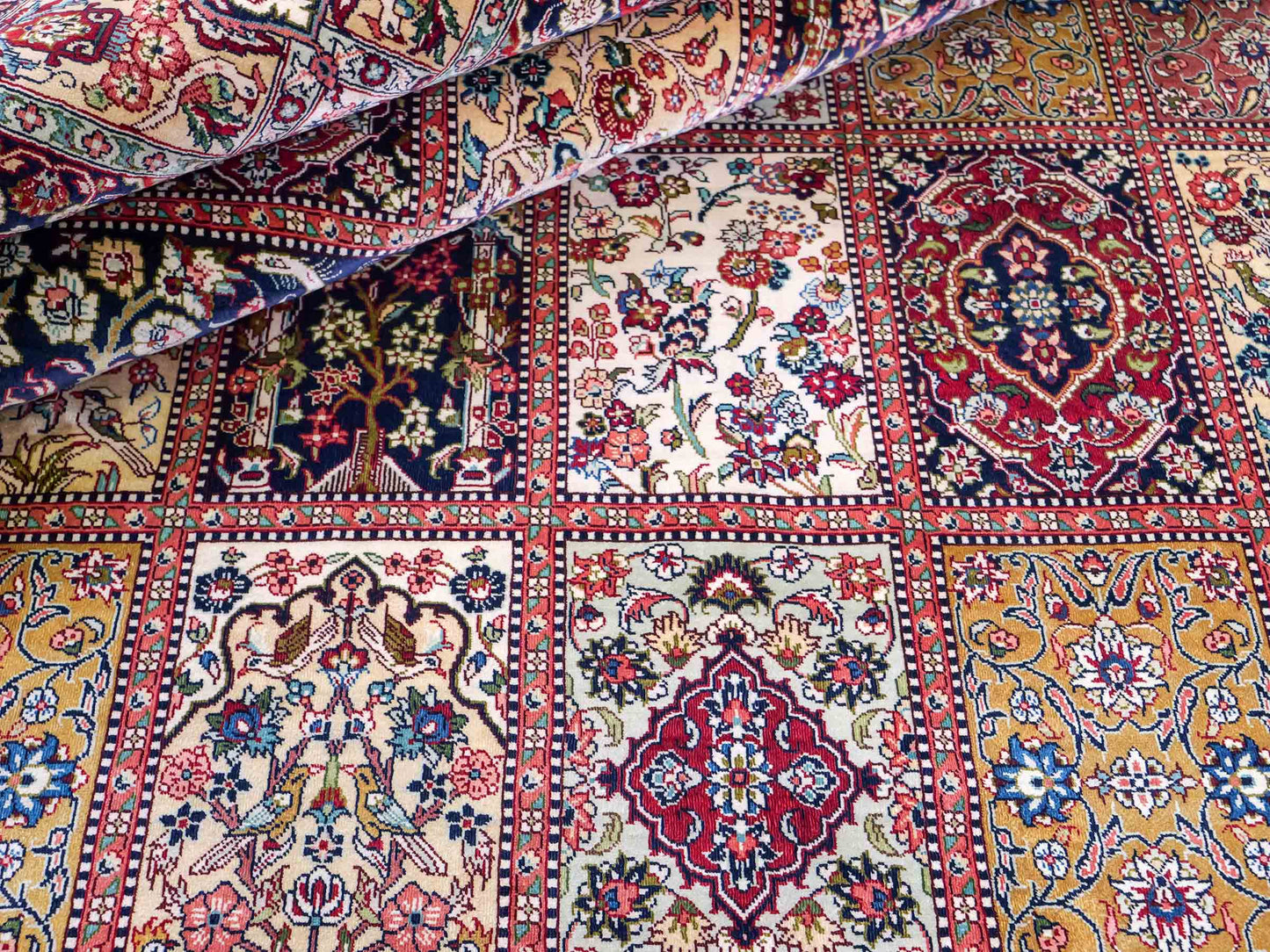 Sehr feiner, handgeknüpfter Khademi Orientteppich mit Ghom Design aus reiner Seide, rot, creme, blau, multicolor. 283x185 cm. Vertrieb durch Jupiter Intl.