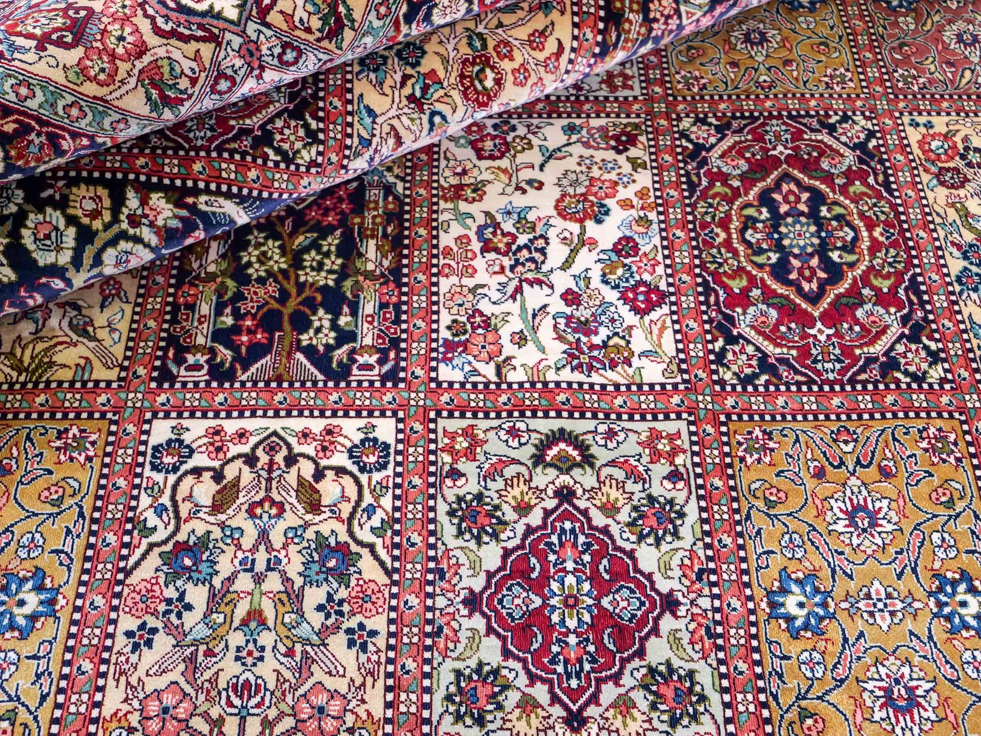 Sehr feiner, handgeknüpfter Khademi Orientteppich mit Ghom Design aus reiner Seide, rot, creme, blau, multicolor. 283x185 cm. Vertrieb durch Jupiter Intl.