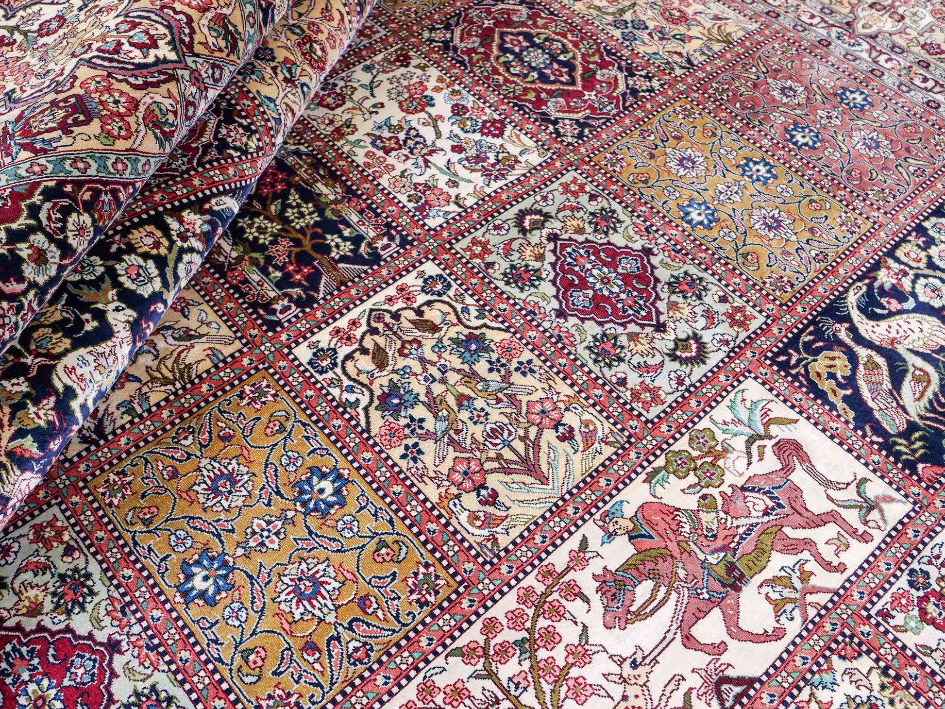 Sehr feiner, handgeknüpfter Khademi Orientteppich mit Ghom Design aus reiner Seide, rot, creme, blau, multicolor. 283x185 cm. Vertrieb durch Jupiter Intl.