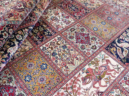 Sehr feiner, handgeknüpfter Khademi Orientteppich mit Ghom Design aus reiner Seide, rot, creme, blau, multicolor. 283x185 cm. Vertrieb durch Jupiter Intl.