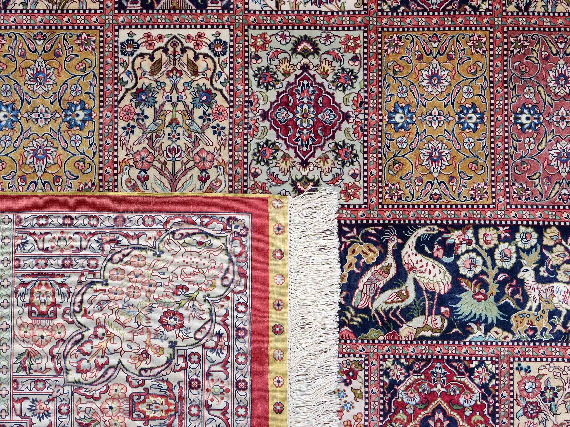 Sehr feiner, handgeknüpfter Khademi Orientteppich mit Ghom Design aus reiner Seide, rot, creme, blau, multicolor. 283x185 cm. Vertrieb durch Jupiter Intl.