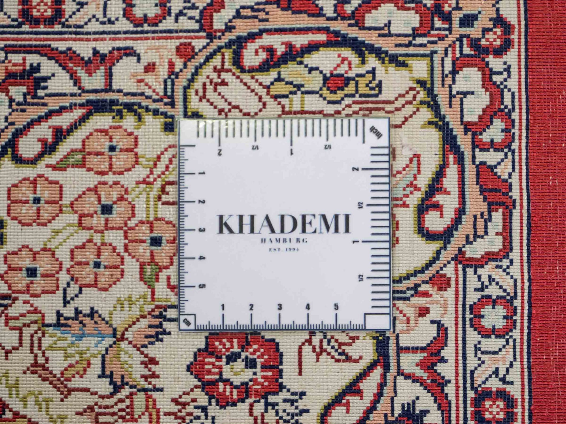 Sehr feiner, handgeknüpfter Khademi Orientteppich mit Ghom Design aus reiner Seide, rot, creme, blau, multicolor. 283x185 cm. Vertrieb durch Jupiter Intl.