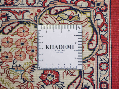 Sehr feiner, handgeknüpfter Khademi Orientteppich mit Ghom Design aus reiner Seide, rot, creme, blau, multicolor. 283x185 cm. Vertrieb durch Jupiter Intl.