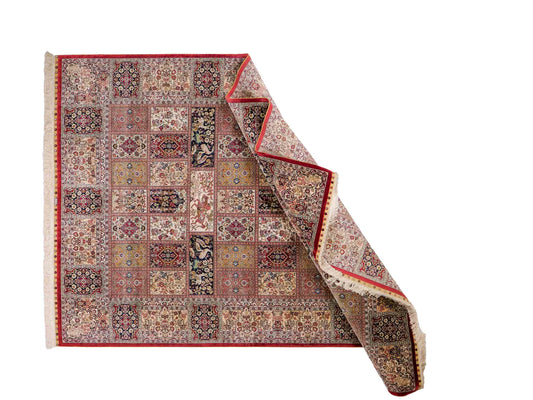 Sehr feiner, handgeknüpfter Khademi Orientteppich mit Ghom Design aus reiner Seide, rot, creme, blau, multicolor. 283x185 cm. Vertrieb durch Jupiter Intl.