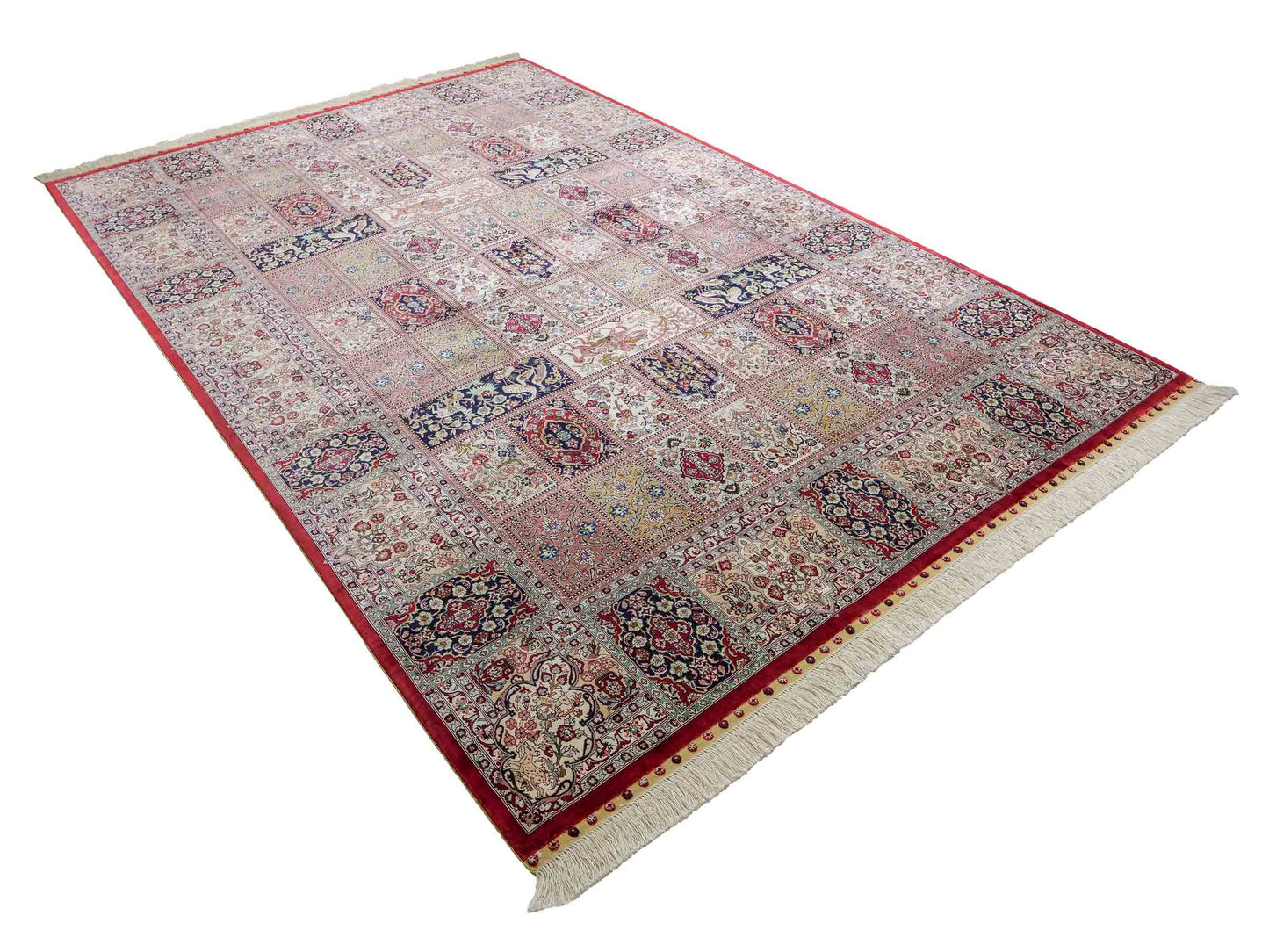 Sehr feiner, handgeknüpfter Khademi Orientteppich mit Ghom Design aus reiner Seide, rot, creme, blau, multicolor. 283x185 cm. Vertrieb durch Jupiter Intl.