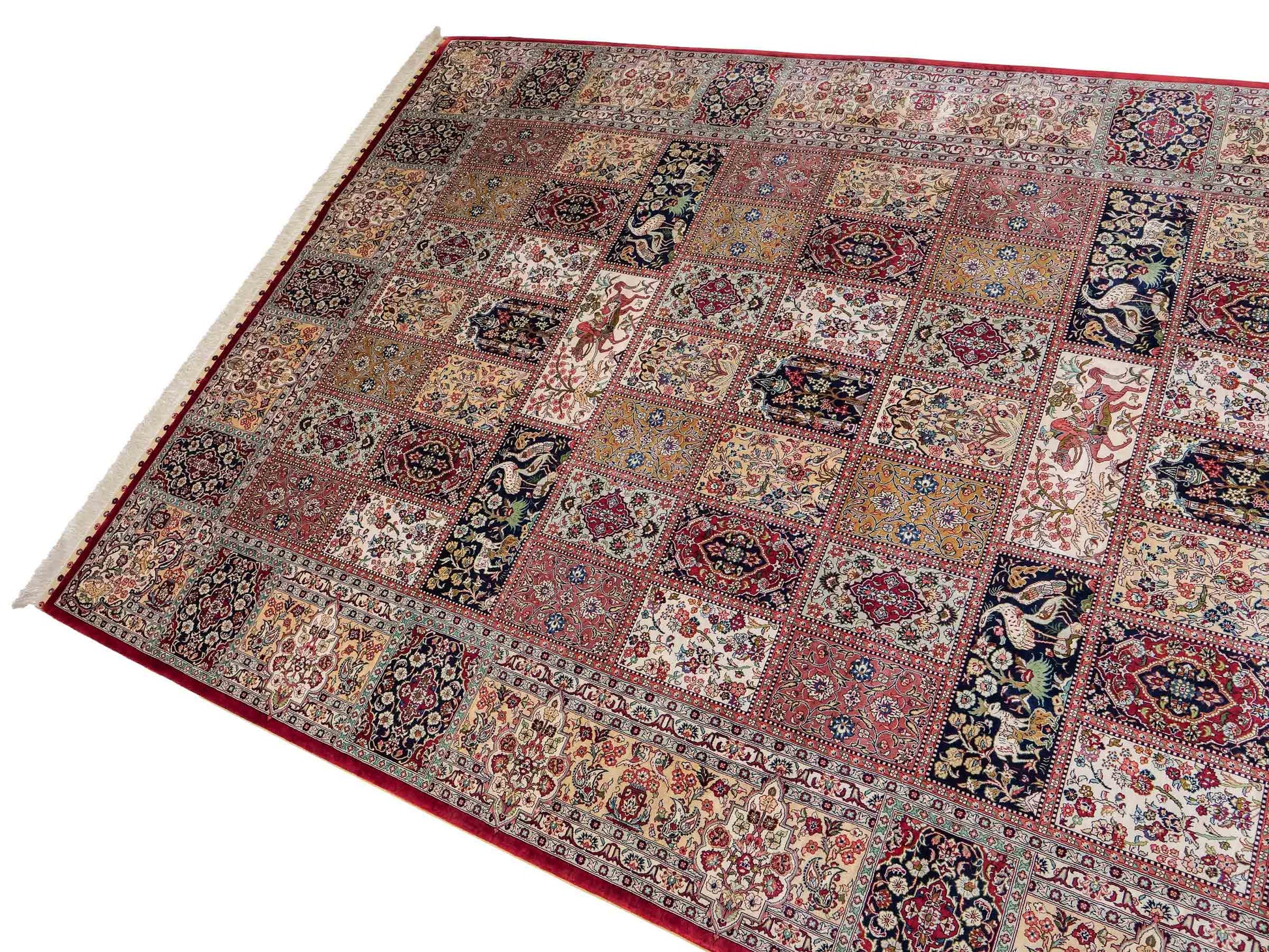 Sehr feiner, handgeknüpfter Khademi Orientteppich mit Ghom Design aus reiner Seide, rot, creme, blau, multicolor. 283x185 cm. Vertrieb durch Jupiter Intl.