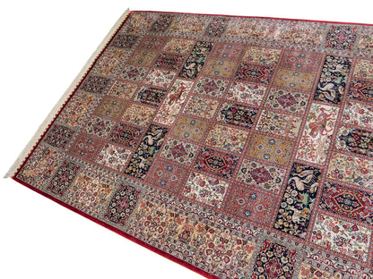 Sehr feiner, handgeknüpfter Khademi Orientteppich mit Ghom Design aus reiner Seide, rot, creme, blau, multicolor. 283x185 cm. Vertrieb durch Jupiter Intl.