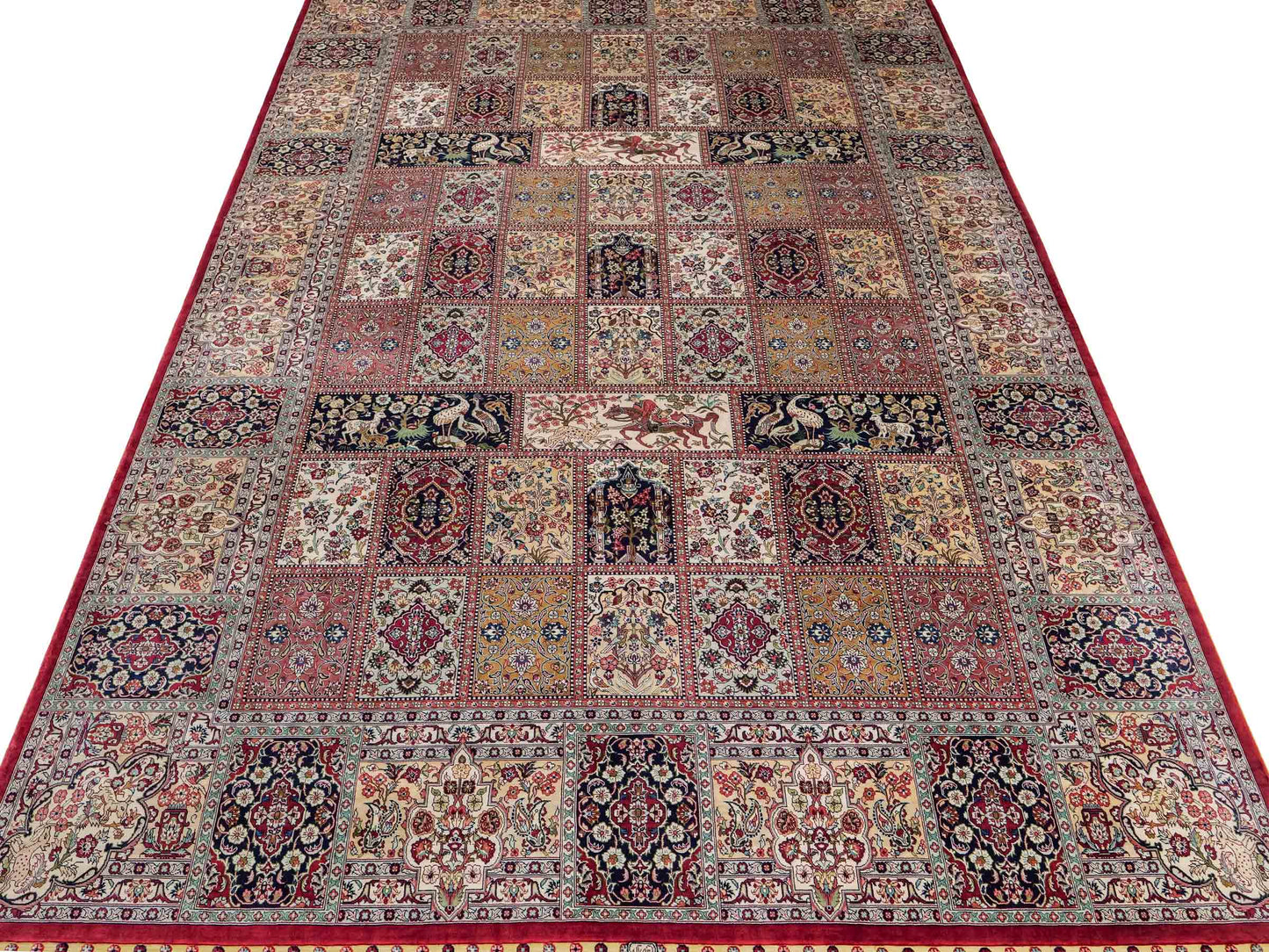 Sehr feiner, handgeknüpfter Khademi Orientteppich mit Ghom Design aus reiner Seide, rot, creme, blau, multicolor. 283x185 cm. Vertrieb durch Jupiter Intl.