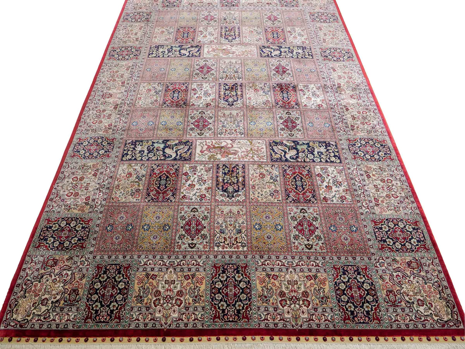 Sehr feiner, handgeknüpfter Khademi Orientteppich mit Ghom Design aus reiner Seide, rot, creme, blau, multicolor. 283x185 cm. Vertrieb durch Jupiter Intl.