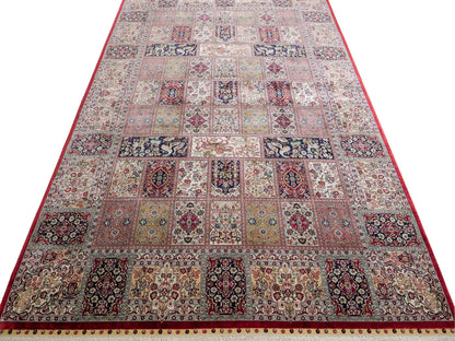 Sehr feiner, handgeknüpfter Khademi Orientteppich mit Ghom Design aus reiner Seide, rot, creme, blau, multicolor. 283x185 cm. Vertrieb durch Jupiter Intl.
