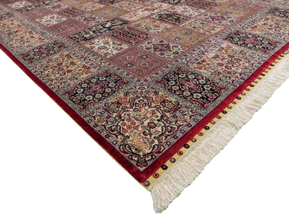 Sehr feiner, handgeknüpfter Khademi Orientteppich mit Ghom Design aus reiner Seide, rot, creme, blau, multicolor. 283x185 cm. Vertrieb durch Jupiter Intl.