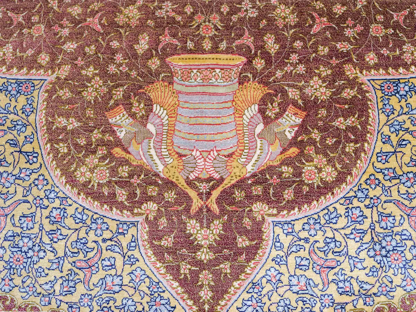Extrem feiner, handgeknüpfter Khademi Orientteppich mit Ghom Design aus reiner Seide, braun, rost, gold. Unikat. 286x187 cm. Vertrieb durch Jupiter Intl.