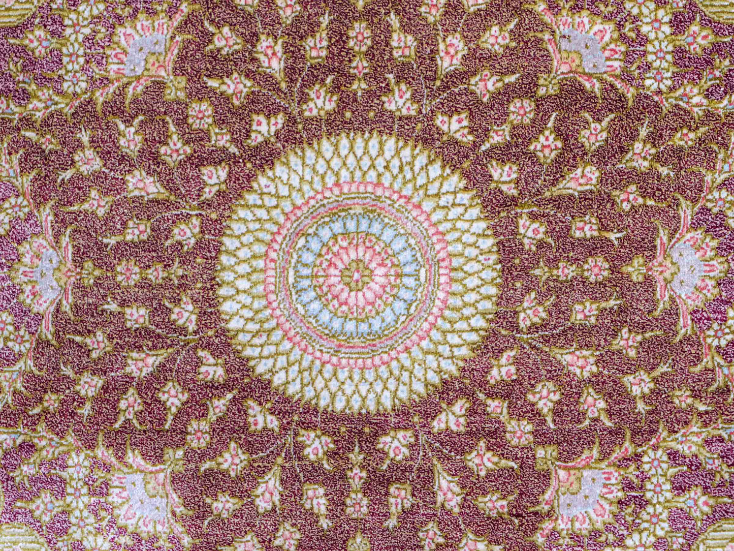Extrem feiner, handgeknüpfter Khademi Orientteppich mit Ghom Design aus reiner Seide, braun, rost, gold. Unikat. 286x187 cm. Vertrieb durch Jupiter Intl.