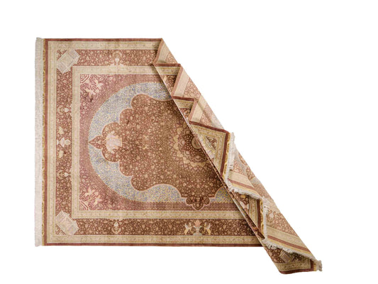 Extrem feiner, handgeknüpfter Khademi Orientteppich mit Ghom Design aus reiner Seide, braun, rost, gold. Unikat. 286x187 cm. Vertrieb durch Jupiter Intl.