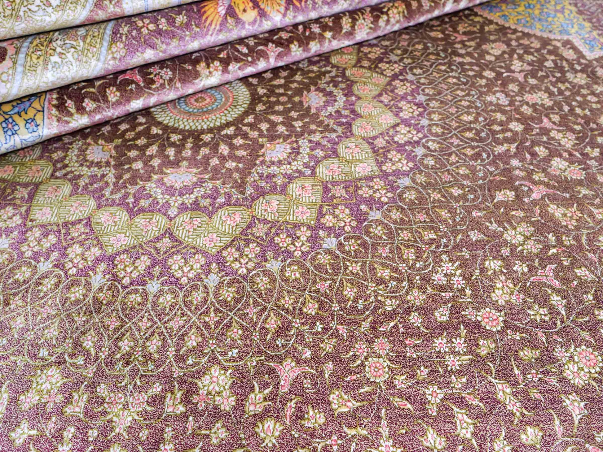 Extrem feiner, handgeknüpfter Khademi Orientteppich mit Ghom Design aus reiner Seide, braun, rost, gold. Unikat. 286x187 cm. Vertrieb durch Jupiter Intl.