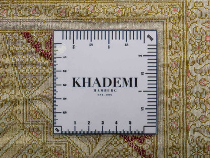 Extrem feiner, handgeknüpfter Khademi Orientteppich mit Ghom Design aus reiner Seide, braun, rost, gold. Unikat. 286x187 cm. Vertrieb durch Jupiter Intl.