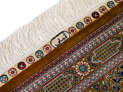 Sehr feiner, handgeknüpfter Khademi Orientteppich mit Ghom Design aus reiner Seide, braun, oliv, multicolor. 287x185 cm. Vertrieb durch Jupiter Intl.