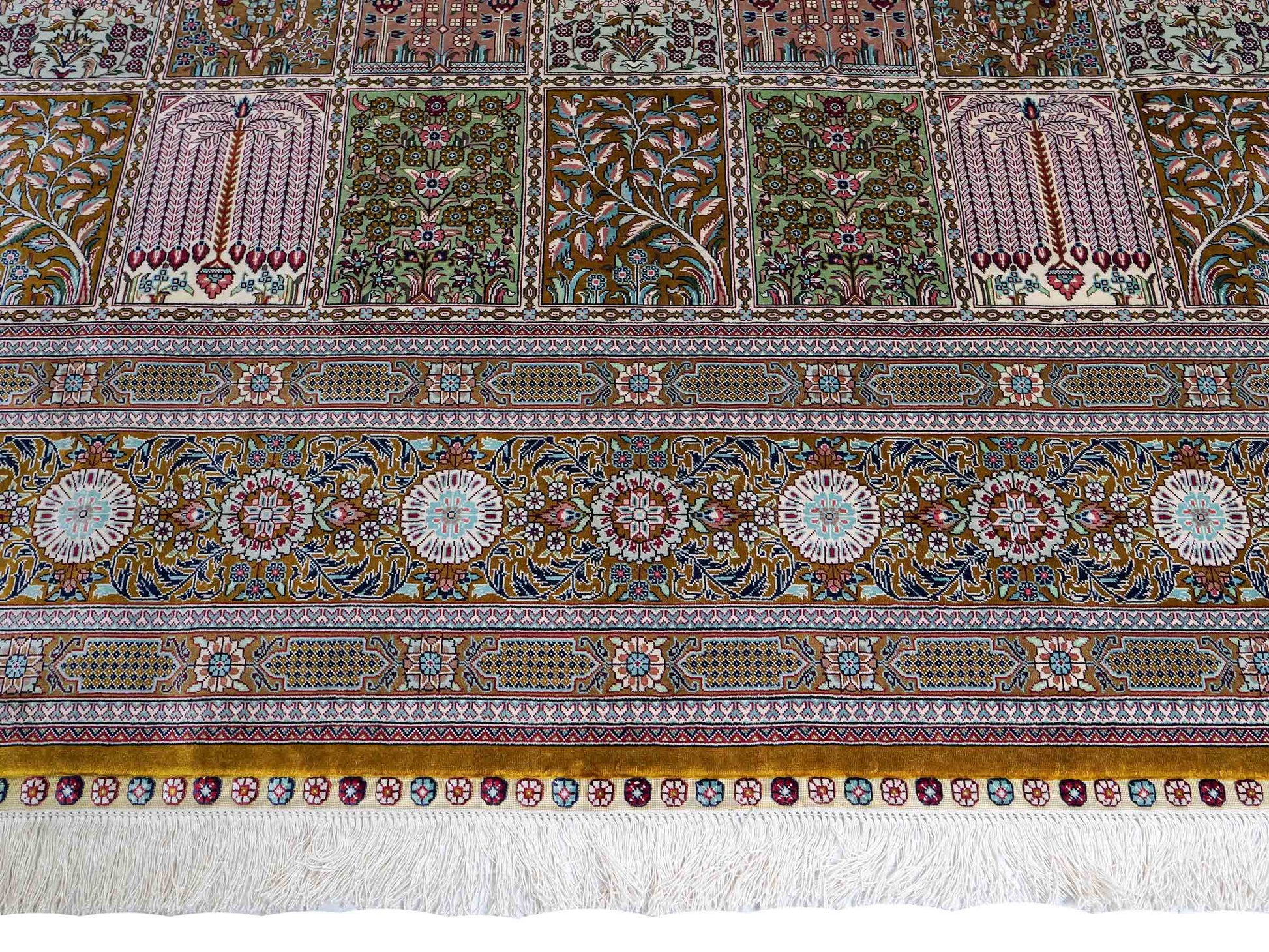 Sehr feiner, handgeknüpfter Khademi Orientteppich mit Ghom Design aus reiner Seide, braun, oliv, multicolor. 287x185 cm. Vertrieb durch Jupiter Intl.