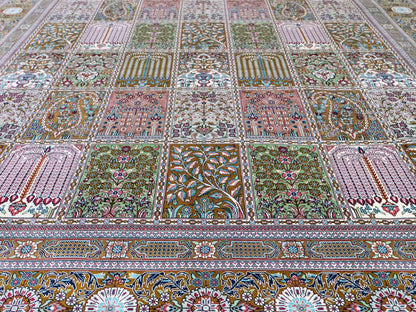 Sehr feiner, handgeknüpfter Khademi Orientteppich mit Ghom Design aus reiner Seide, braun, oliv, multicolor. 287x185 cm. Vertrieb durch Jupiter Intl.