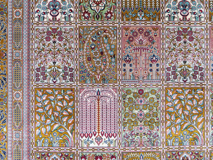 Sehr feiner, handgeknüpfter Khademi Orientteppich mit Ghom Design aus reiner Seide, braun, oliv, multicolor. 287x185 cm. Vertrieb durch Jupiter Intl.