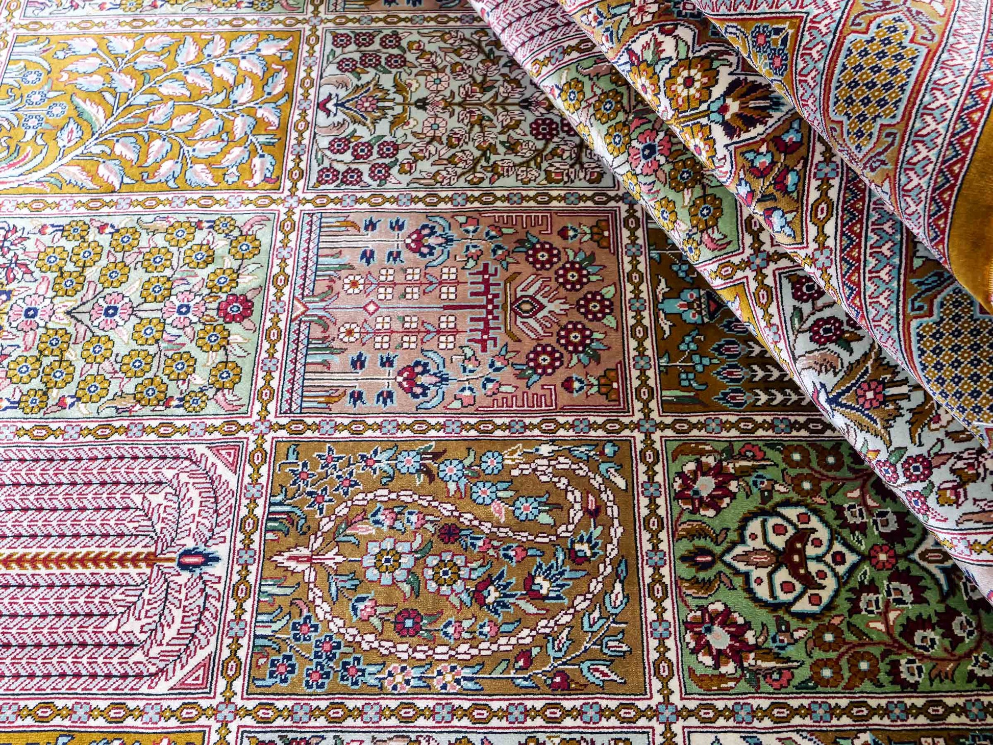Sehr feiner, handgeknüpfter Khademi Orientteppich mit Ghom Design aus reiner Seide, braun, oliv, multicolor. 287x185 cm. Vertrieb durch Jupiter Intl.