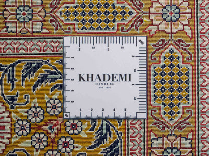 Sehr feiner, handgeknüpfter Khademi Orientteppich mit Ghom Design aus reiner Seide, braun, oliv, multicolor. 287x185 cm. Vertrieb durch Jupiter Intl.