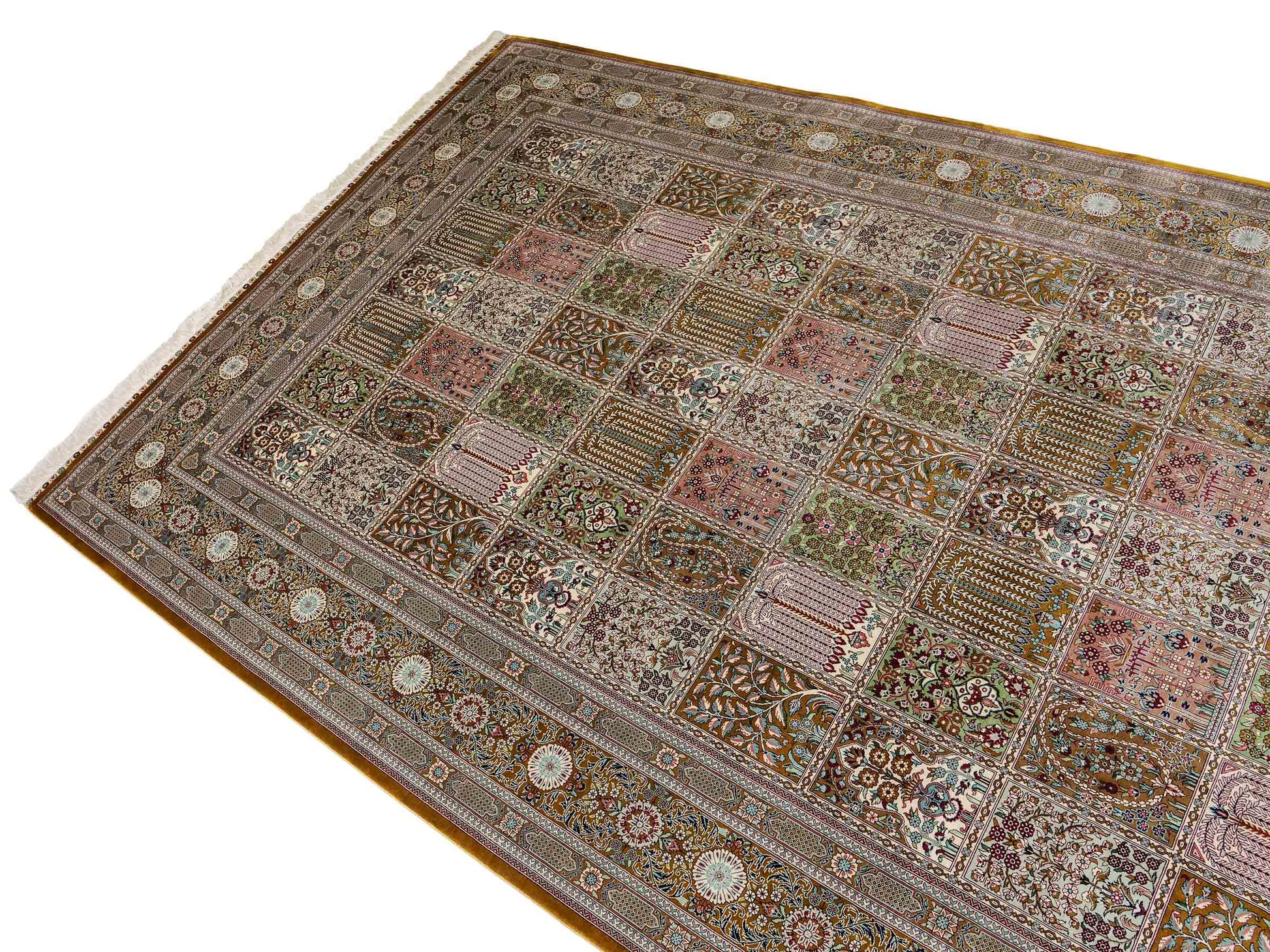 Sehr feiner, handgeknüpfter Khademi Orientteppich mit Ghom Design aus reiner Seide, braun, oliv, multicolor. 287x185 cm. Vertrieb durch Jupiter Intl.