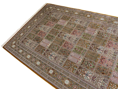 Sehr feiner, handgeknüpfter Khademi Orientteppich mit Ghom Design aus reiner Seide, braun, oliv, multicolor. 287x185 cm. Vertrieb durch Jupiter Intl.