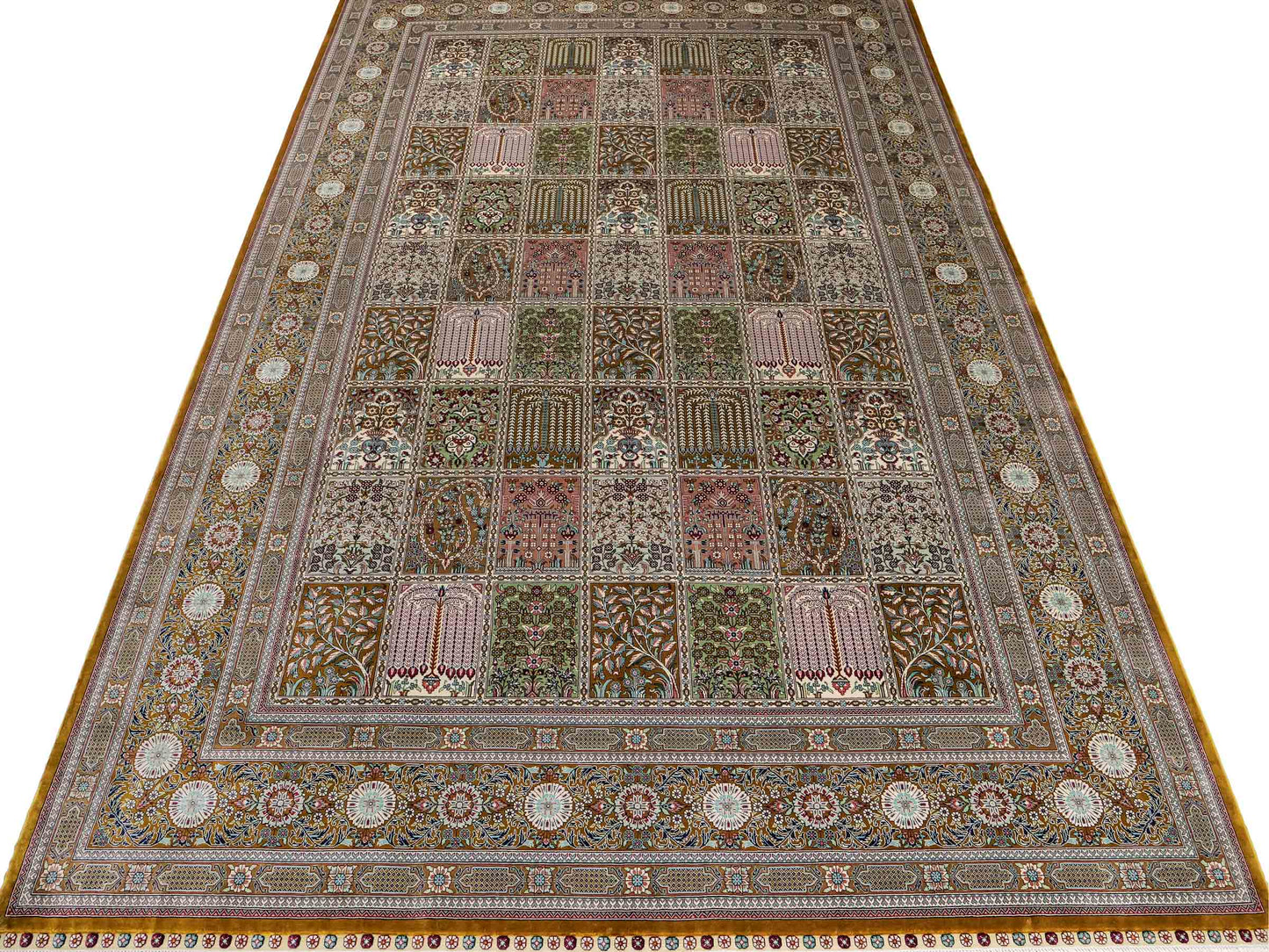 Sehr feiner, handgeknüpfter Khademi Orientteppich mit Ghom Design aus reiner Seide, braun, oliv, multicolor. 287x185 cm. Vertrieb durch Jupiter Intl.