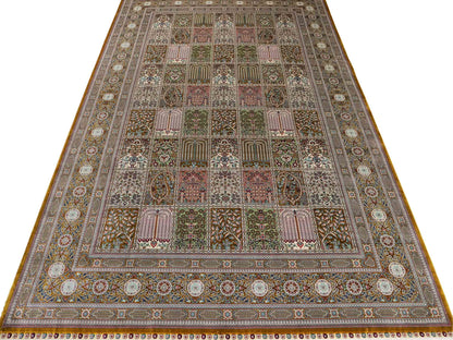 Sehr feiner, handgeknüpfter Khademi Orientteppich mit Ghom Design aus reiner Seide, braun, oliv, multicolor. 287x185 cm. Vertrieb durch Jupiter Intl.