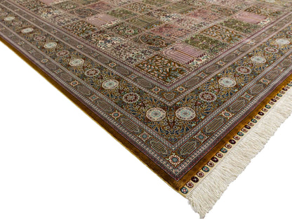 Sehr feiner, handgeknüpfter Khademi Orientteppich mit Ghom Design aus reiner Seide, braun, oliv, multicolor. 287x185 cm. Vertrieb durch Jupiter Intl.