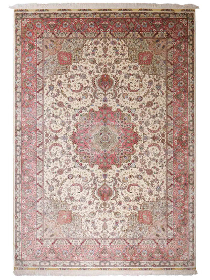 Sehr feiner, handgeknüpfter Khademi Orientteppich mit Ghom Design aus reiner Seide, creme, weiß, rosa. 301x206 cm.  Vertrieb durch Jupiter Intl.