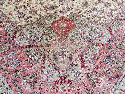 Sehr feiner, handgeknüpfter Khademi Orientteppich mit Ghom Design aus reiner Seide, creme, weiß, rosa. 301x206 cm.  Vertrieb durch Jupiter Intl.