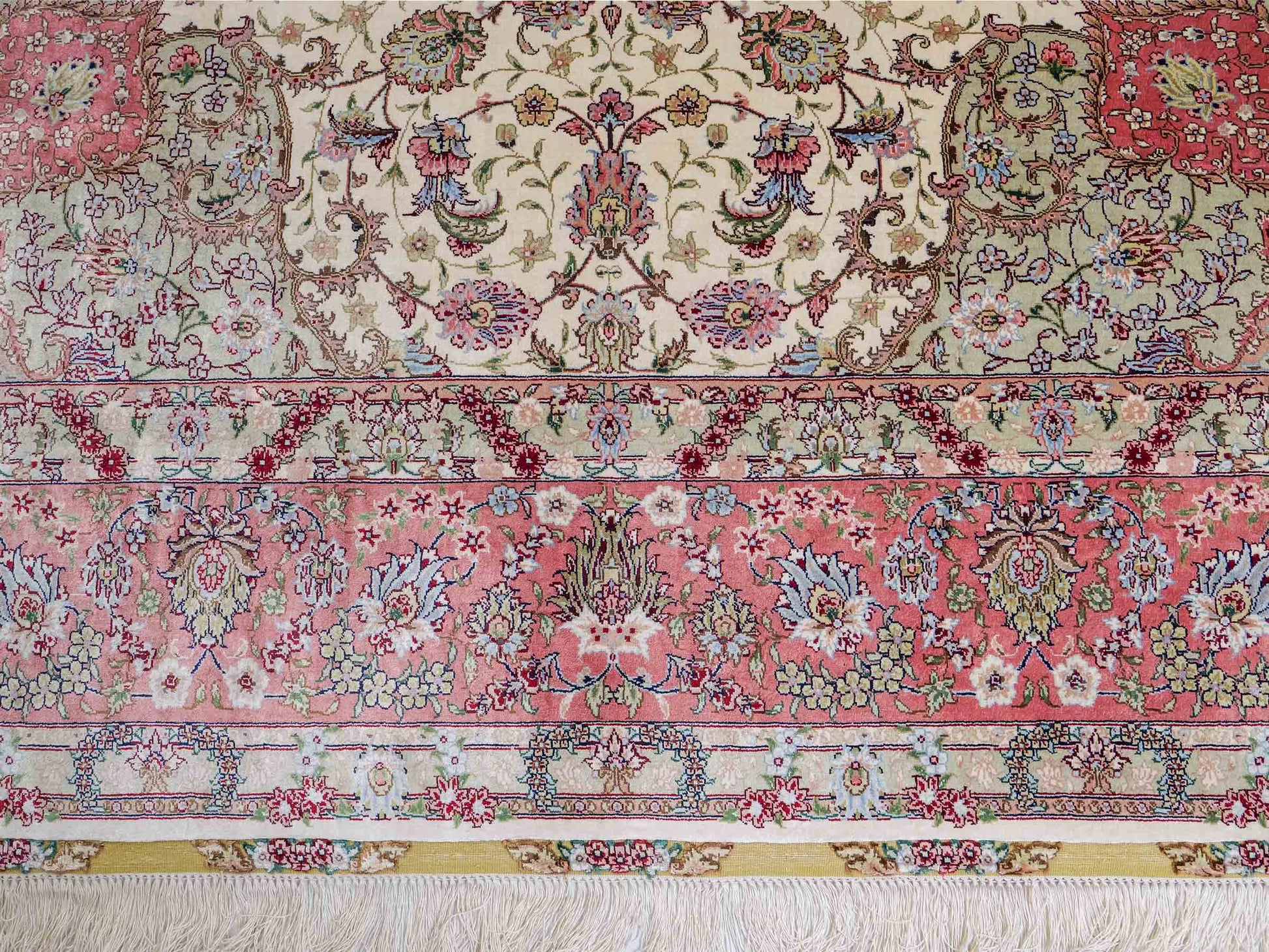 Sehr feiner, handgeknüpfter Khademi Orientteppich mit Ghom Design aus reiner Seide, creme, weiß, rosa. 301x206 cm.  Vertrieb durch Jupiter Intl.