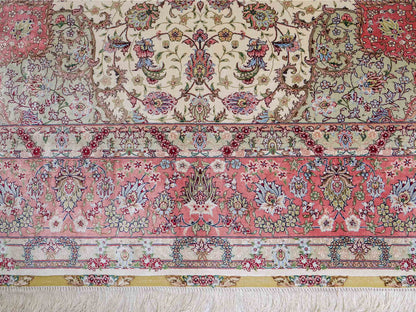 Sehr feiner, handgeknüpfter Khademi Orientteppich mit Ghom Design aus reiner Seide, creme, weiß, rosa. 301x206 cm.  Vertrieb durch Jupiter Intl.