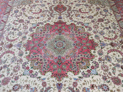 Sehr feiner, handgeknüpfter Khademi Orientteppich mit Ghom Design aus reiner Seide, creme, weiß, rosa. 301x206 cm.  Vertrieb durch Jupiter Intl.