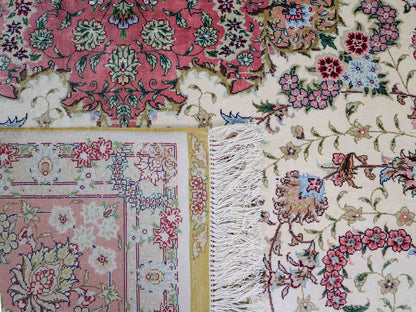 Sehr feiner, handgeknüpfter Khademi Orientteppich mit Ghom Design aus reiner Seide, creme, weiß, rosa. 301x206 cm.  Vertrieb durch Jupiter Intl.