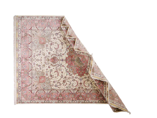 Sehr feiner, handgeknüpfter Khademi Orientteppich mit Ghom Design aus reiner Seide, creme, weiß, rosa. 301x206 cm.  Vertrieb durch Jupiter Intl.
