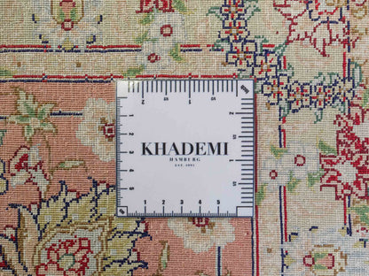 Sehr feiner, handgeknüpfter Khademi Orientteppich mit Ghom Design aus reiner Seide, creme, weiß, rosa. 301x206 cm.  Vertrieb durch Jupiter Intl.