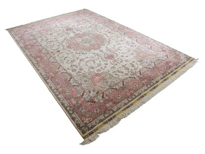Sehr feiner, handgeknüpfter Khademi Orientteppich mit Ghom Design aus reiner Seide, creme, weiß, rosa. 301x206 cm.  Vertrieb durch Jupiter Intl.