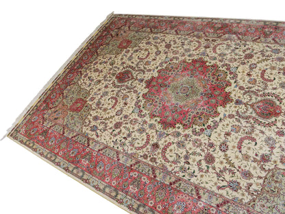 Sehr feiner, handgeknüpfter Khademi Orientteppich mit Ghom Design aus reiner Seide, creme, weiß, rosa. 301x206 cm.  Vertrieb durch Jupiter Intl.